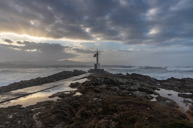 Mar enfurecido na costa de Cantabrico