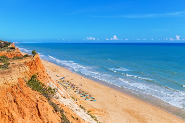 Mar ensolarado do verão da praia albufeira em portugal. para desfrutar de férias.