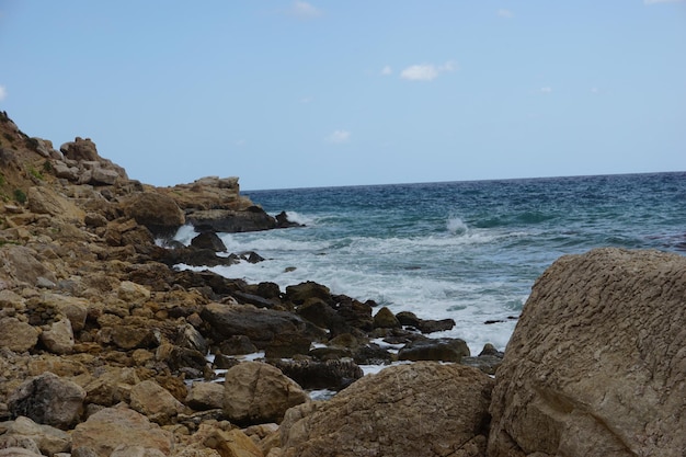 El mar es azul y el cielo es azul.