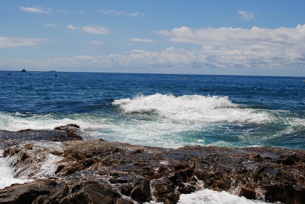 El mar es azul y el cielo es azul.