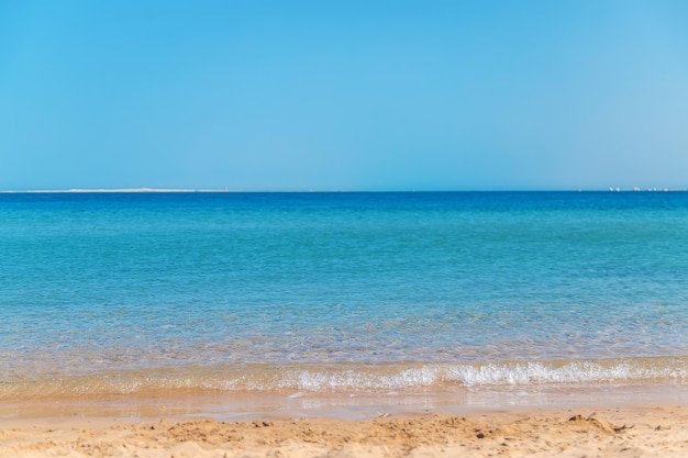 El mar es naturaleza hermosa azul. Enfoque selectivo.