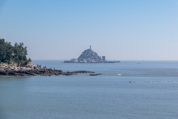 El mar está lleno de agua en medio del mar y algunas islas y arrecifes