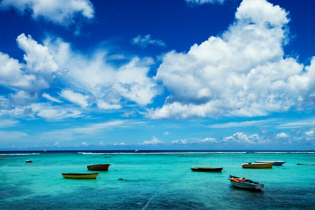 Mar exótico con un grupo de barcos vacíos.