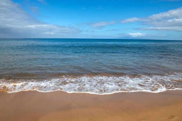 Mar fondo naturaleza de playa tropical de verano con rayos de sol luz arena playa agua de mar con copia
