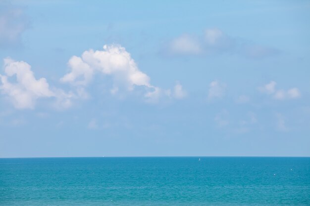 Mar de hermosas nubes en Pattaya, Tailandia