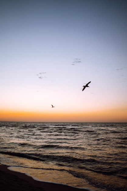 El mar en el hermoso paisaje marino al atardecer