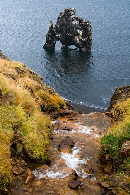 Mar Hvitserkur pila y arco Islandia