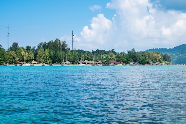 Mar índigo azul da ilha com resort na praia