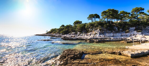 El mar en la isla de Sveti Nikola.