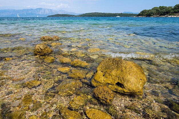 Mar Jónico en la costa este de Lefkada