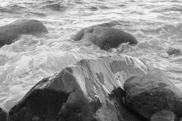 Mar lechoso chocando contra las rocas