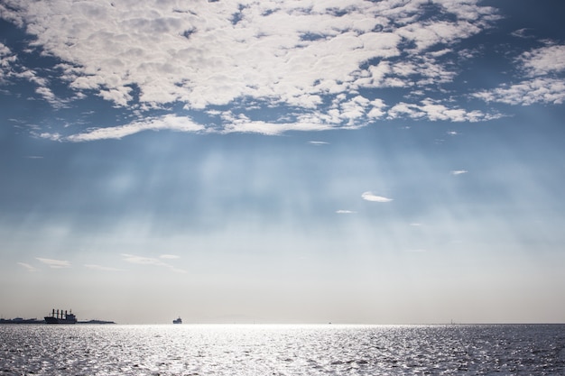 Foto mar y luz del cielo