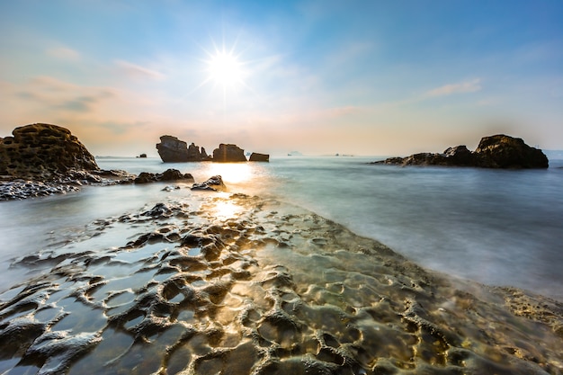 Foto mar mañana mar y puesta del sol y exposición a la velocidad de obturación larga en el mar de taiwán