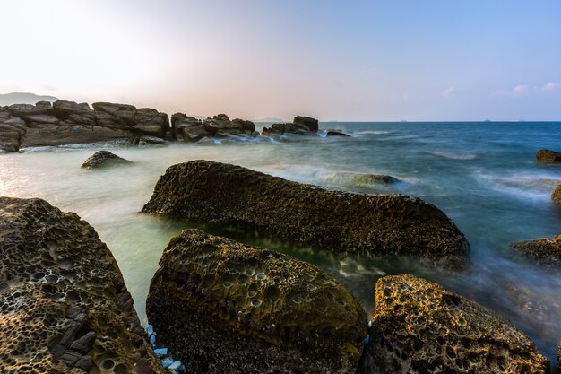 Foto mar mañana mar y puesta del sol y exposición a la velocidad de obturación larga en el mar de taiwán