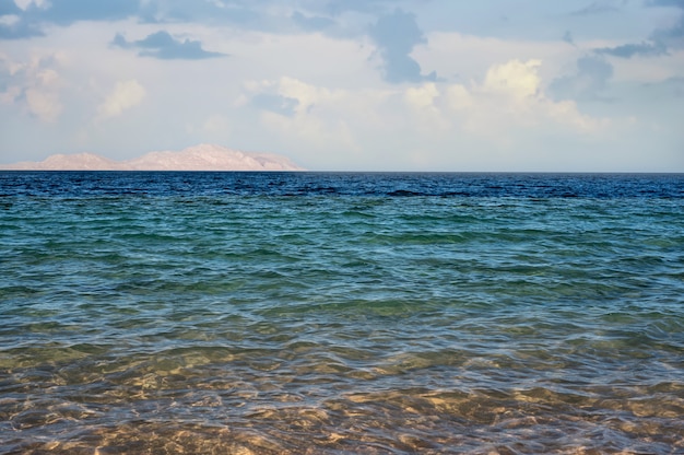 Mar marino de diferentes colores y matices. De turquesa a azul