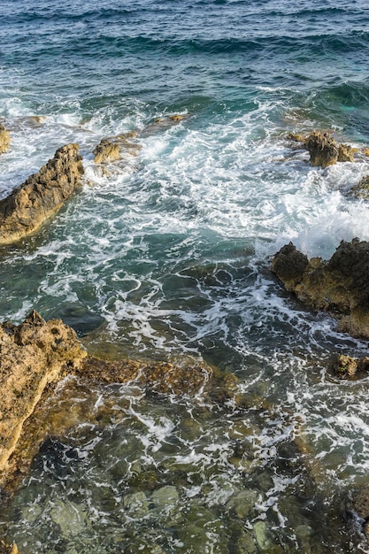 Mar Mediterrâneo batendo contra as rochas da ilha espanhola de Maiorca, Ibiza, Espanha.