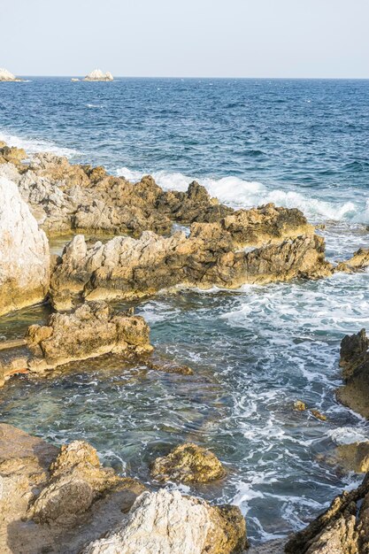 Mar Mediterrâneo batendo contra as rochas da ilha espanhola de Maiorca, Ibiza, Espanha.