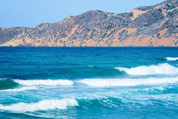 Mar Mediterráneo en Buggerru en el sur de Cerdeña en Italia. Resort italiano sardo con arena amarilla en Cerdeña.