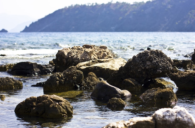 Mar Mediterrâneo e paisagem montanhosa em Antalya na Turquia