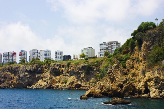 Foto mar mediterrâneo e paisagem montanhosa em antalya, turquia