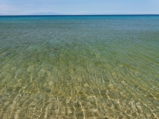 El mar Mediterráneo en Grecia clara agua verde y azul