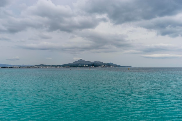 Mar Mediterrâneo na ilha de Ibiza na Espanha, cena de férias e verão