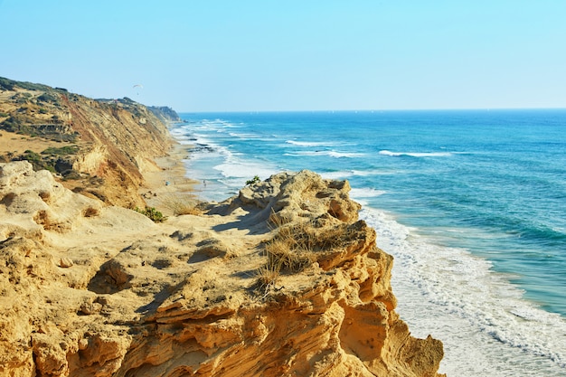 Mar Mediterráneo ondulado y las colinas