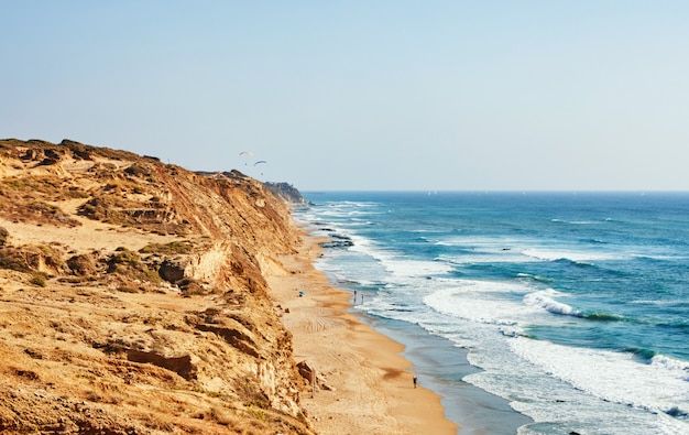 Mar mediterrâneo ondulado e as colinas