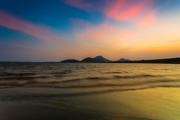 Mar y montañas por la mañana Playa paraíso tropical por la noche en la isla de Koh Mak Trat Thai