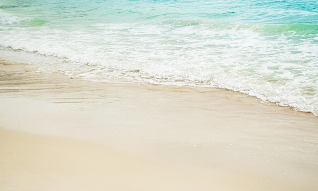 Mar na costa de verão da praia de areia com onda de água na costa