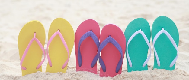 Mar na praia Pessoas de pegada na areia e chinelo de pés em sapatos de sandálias no conceito de férias de viagens de fundo de areias de praia