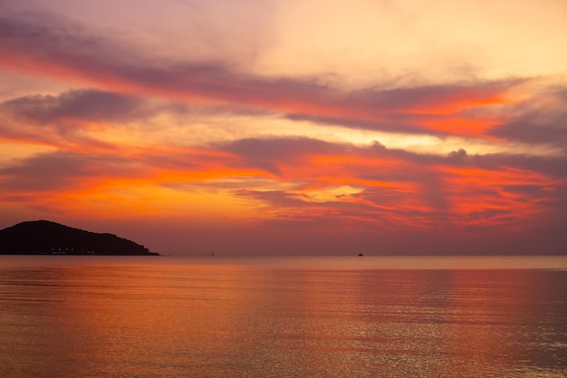 Mar naranja y cielo al atardecer Paisaje de mar de noche