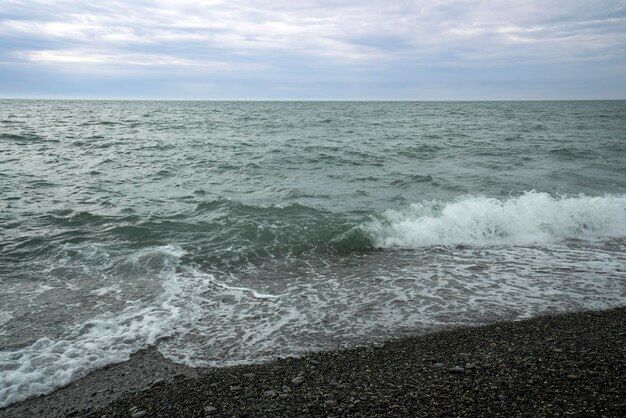 Mar Negro en la costa de Sochi en un día nublado Territorio de Krasnodar de Sochi Rusia
