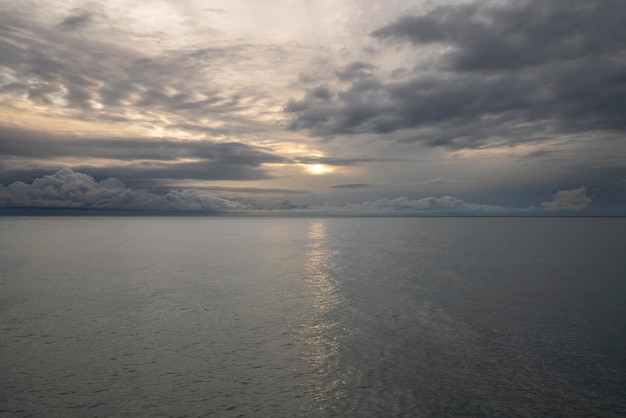 Mar Negro na costa de Sochi contra o céu do sol Sochi Krasnodar Krai Rússia