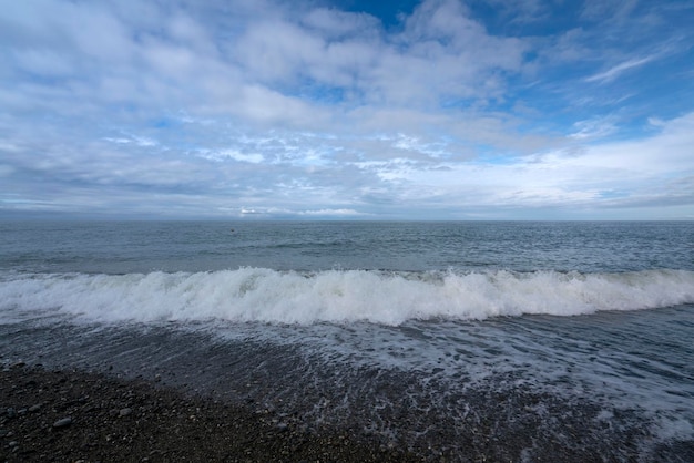Mar Negro na costa de Sochi em um dia ensolarado com nuvens Sochi Território de Krasnodar Rússia