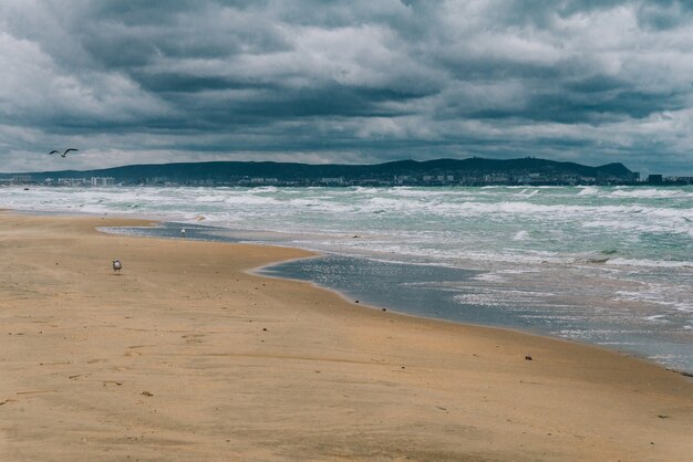 Mar Negro tempestuoso durante o dia, ondas grandes e rajadas de vento.