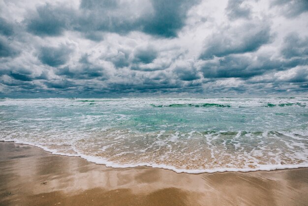 Mar negro tempestuoso durante o dia