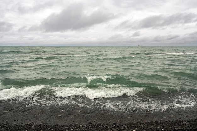 Mar Negro tormentoso en la costa de Sochi en un día nublado Territorio de Krasnodar de Sochi Rusia
