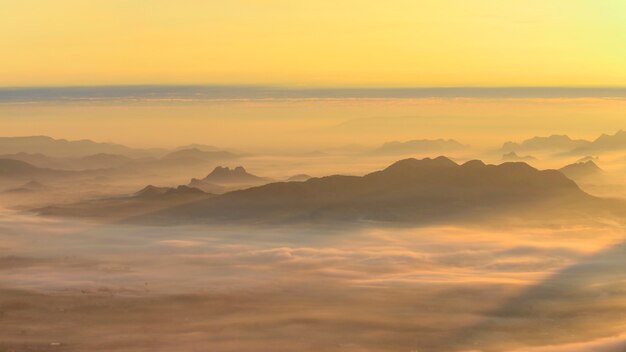 Mar de niebla y fondo del amanecer.