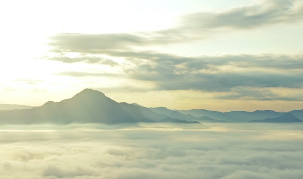 mar de niebla por la mañana en Tailandia