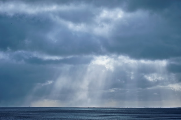 Mar norueguês no inverno com raios de sol