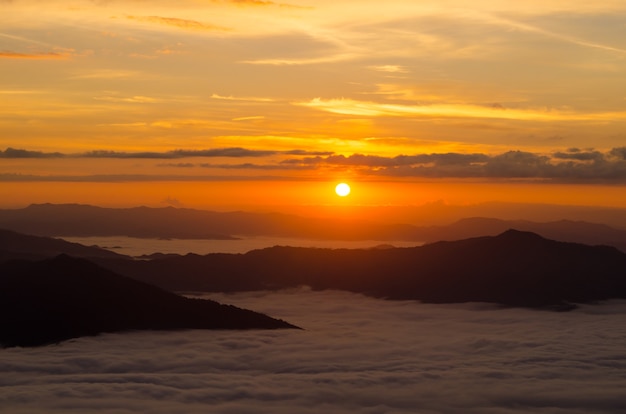 Mar de nubes al amanecer