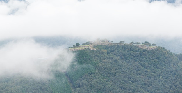 Mar de nubes en la montaña