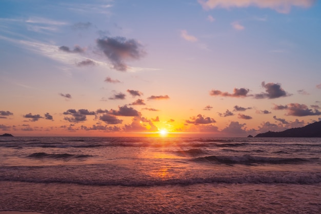 Mar o playa de naturaleza tropical en verano con amanecer o atardecer con destellos de luz.