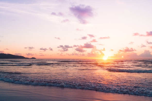 Mar o playa de naturaleza tropical en verano con amanecer o atardecer con destellos de luz.