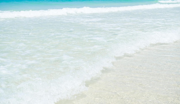 Mar Océano en el fondo de la playaArena blanca y olas Agua azul Orilla Verano Paraíso tropical Naturaleza Belleza Paisaje marinoIsla en la costaTurismo Vacaciones Relax Viajes Vacaciones