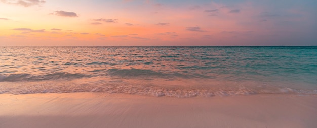 Mar océano playa atardecer amanecer paisaje al aire libre. Ola de agua con espuma blanca. Hermoso color del atardecer