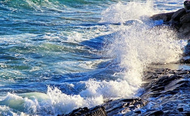 Mar ondulante en la costa Salpicaduras de agua