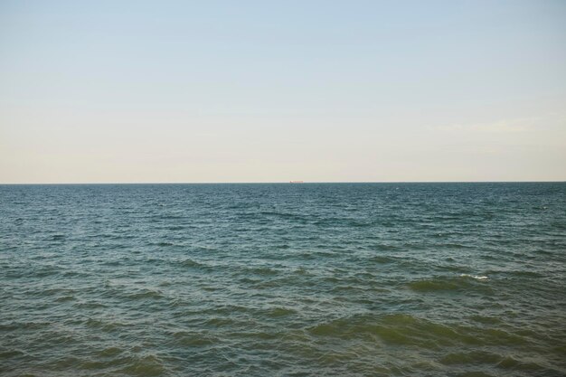 Mar La orilla del agua en el mar Pequeñas olas en el mar