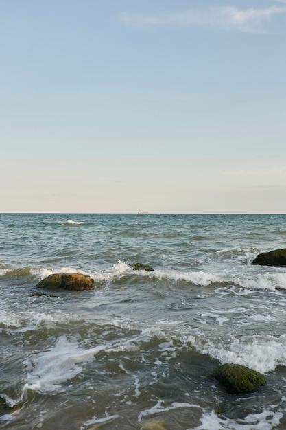 Mar La orilla del agua en el mar Pequeñas olas en el mar